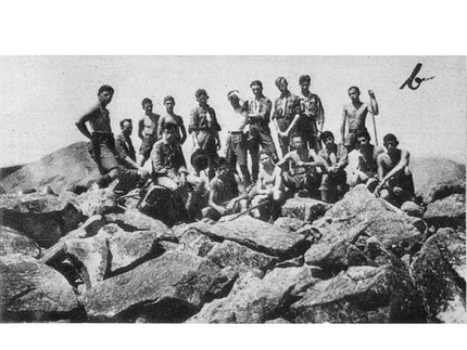 schwarz-weiß Bild, Gruppe von Männern auf Steinen