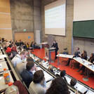 Professor Lammers mit Studierenden auf dem Podium