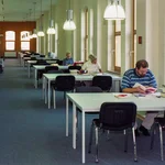 Neuer Leseplatz mit Fachliteratur für die Rechts-, Sozial- und Wirtschaftswissenschaften
