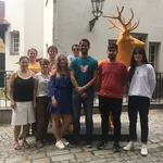 Arbeitskreis Kulak vor einem gelben Hirsch am Forsthaus Paulsborn