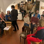 Gäste beim philosophischen Weinsalon