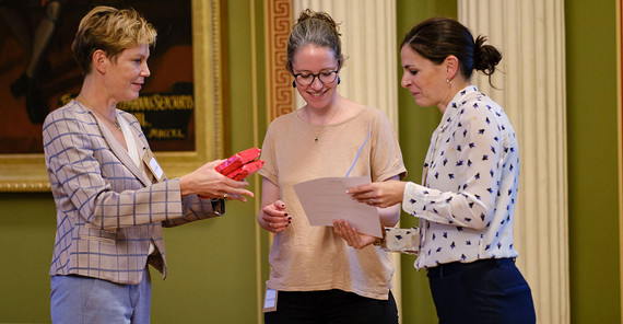 Prof. Dr. Dr. Eva Winkler, Vizepräsident der Akademie für Ethik in der Medizin, übergibt die Preise an Dr. Corinna Klingler und Dr. Katharina Fürholzer (v. l.n.r.)