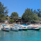 Boote in einem kleinen Hafen bei Bali