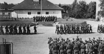 Militärisches Zeremoniell zur Verabschiedung eines Lehrgangs 1957