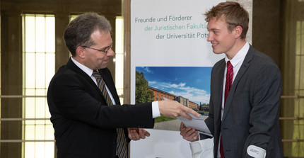 Auf dem Bild ist der Dekan zusammen mit Oskar Wernitz bei der feierlichen Übergabe des Zeugnisses im Juni 2024 zu sehen