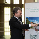 Auf dem Bild ist der Dekan zusammen mit Oskar Wernitz bei der feierlichen Übergabe des Zeugnisses im Juni 2024 zu sehen