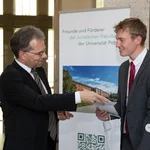 Auf dem Bild ist der Dekan zusammen mit Oskar Wernitz bei der feierlichen Übergabe des Zeugnisses im Juni 2024 zu sehen