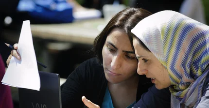 Internationale Studierende vor Laptop