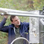 Prof. Dr. Sascha Oswald with a probe for measuring soil moisture, environmental sciences and hydrology.