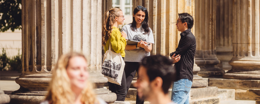 students at the International Summer Campus talking in a group in the summer in Potsdam