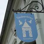 Schild Seminarhaus Taubenblau