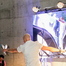TJ WHEELS jongliert und balanciert auf Rollschuhen über die Bühnen-Halfpipe. Foto: C. Freytag | rotschwarzdesign