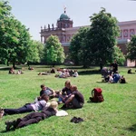 Denkpause: Studierende genießen den Frühling im Kastanienhain vor Haus 11.