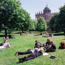 Denkpause: Studierende genießen den Frühling im Kastanienhain vor Haus 11.