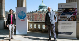 Wettbewerbsaufruf zum Better World Award: Schirmherrin Anja Bohms, Geschäftsführerin Lotto Brandenburg, und Prof. Dr. Dieter Wagner, Erster Vorsitzender der Universitätsgesellschaft Potsdam - gemeinsam in gebührendem Abstand. | Foto: Lotto Brandenburg