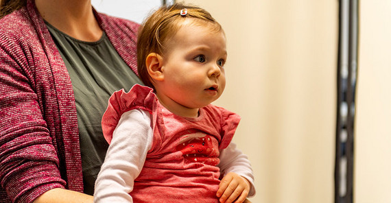 Mathilde beim Experiment im BabyLAB