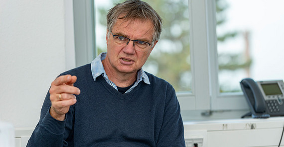 Prof. Dr. Axel Bronstert im Interview. Das Foto ist von Tobias Hopfgarten.