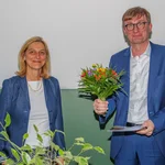 Die Studiendekanin Prof. Dr. Monika Fenn und der Preisträger Prof. Dr. Sönke Neitzel