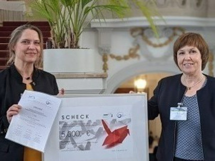 Preisträgerin Annett Salzwedel links, Brigitte Gross rechts im Bild