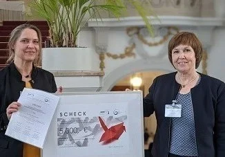 Preisträgerin Annett Salzwedel links, Brigitte Gross rechts im Bild