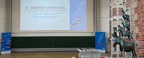 Links Bühne mit Banner des Events im Hintergrund, rechts Bremer Stadtmusikanten