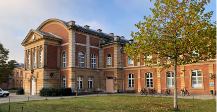 Außenansicht des Audi Max am Neuen Palais