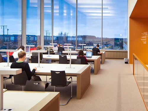 Studierende an Tischen in einem Leseraum der Bibliothek
