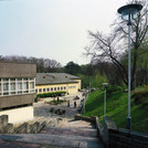Fürstlich: Mensa und Hörsaalgebäude im Park Babelsberg