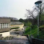 Fürstlich: Mensa und Hörsaalgebäude im Park Babelsberg