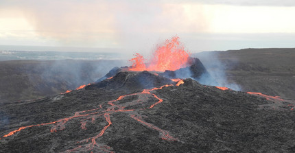 Ausblick auf den Krater 5 des Geldingadalir auf Island während der Eruption im Jahr 2021
