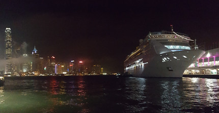 East Ferry Pier und Blick auf Skyline