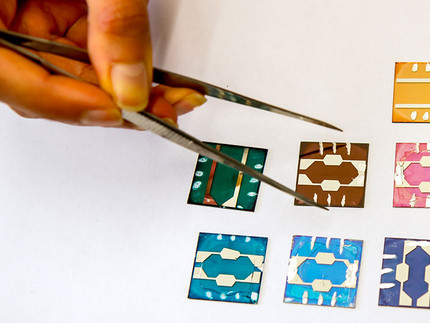 Musterplatten, die mit verschiedenen organischen Halbleitern beschichtet sind, haben unterschiedliche Farben. Dank ihrer physikalischen Eigenschaften können sie für eine Vielzahl von Anwendungen eingesetzt werden - zum Beispiel in Solarzellen.