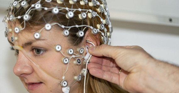 Das Bild zeigt eine Probandin beim EEG-Experiment