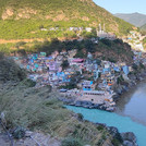 Zusammenfluss des Bhagirathi- (hellblau) und des Alaknanda-Flusses (bräunlich).