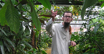 Steffen Ramm zwischen Pflanzen im Gewächshaus des Botanischen Gartens Potsdam.
