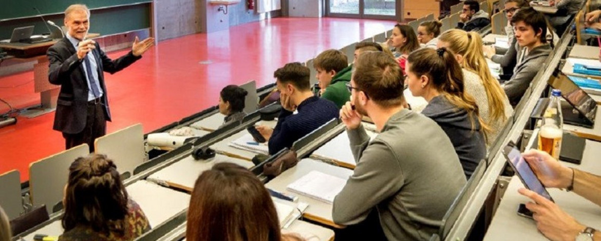 Dozent und Studierende im Hörsaal - 