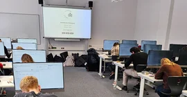 Studierende bei der ersten Kl-gestützten digitalen Prüfung an der Juristischen Fakultät