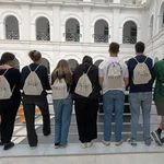 Gruppenfoto mit Jutebeuteln