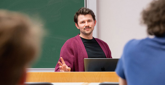 Oke Seliger in conversation