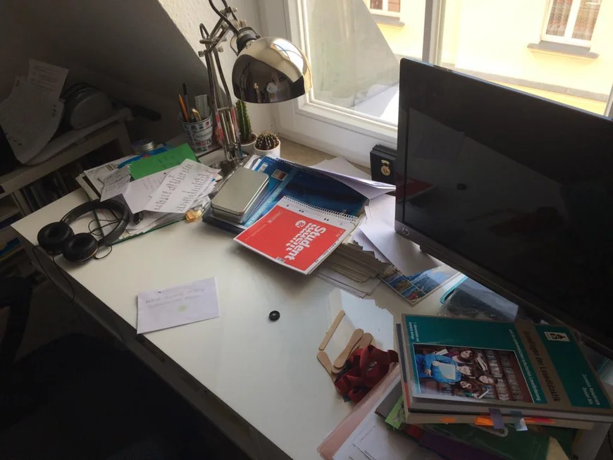 Schreibtisch mit Büchern