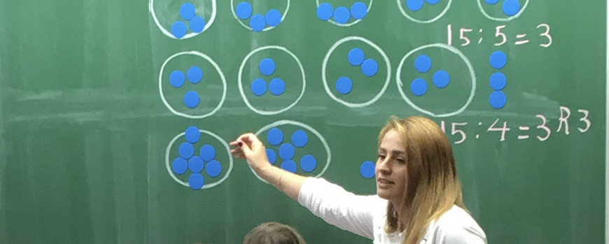 Absolvent*in des Refugee Teachers Programs