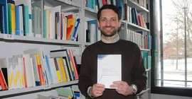 Dr. Peter Ulrich mit seinem Buch „Regionale und kommunale Zusammenarbeit im deutsch-polnischen Grenzraum. Herausforderungen und Dynamiken grenzüberschreitender Kooperation am Beispiel von Brandenburg-Lubuskie".