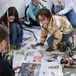 Kinder beim Basteln mit Metallstücken