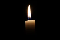 Foto einer Kerze in Dunkelheit