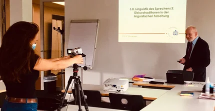 Prof. Dr. Thomas Stehl, wissenschaftlicher Leiter des Studiengangs „Interkulturelle Wirtschaftskommunikation“, bei der Aufzeichnung einer Lehreinheit mit der Studiengangskoordinatorin Sonja Kilian. | Foto: Katharina Bernhardt-Littmann