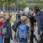 Kinder neben einem Teleskop
