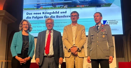 Teilnehmer des Diskussionsabends v.l.n.r. Dr. Kathrin Zehender (KAS), Dr. Hans-Peter Bartels (Präsident der Gesellschaft für Sicherheitspolitik), Prof. Dr. Sönke Neitzel (Lehrstuhl Militärgeschichte der universität Potsdam) und Generalleutnant Dr. Christian Freuding (Inspekteur des Heeres)