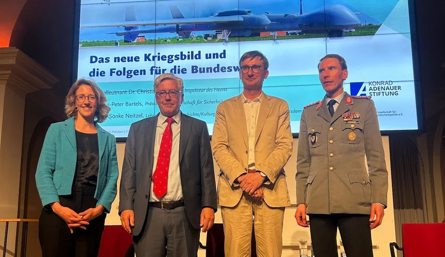 Teilnehmer des Diskussionsabends v.l.n.r. Dr. Kathrin Zehender (KAS), Dr. Hans-Peter Bartels (Präsident der Gesellschaft für Sicherheitspolitik), Prof. Dr. Sönke Neitzel (Lehrstuhl Militärgeschichte der universität Potsdam) und Generalleutnant Dr. Christian Freuding (Inspekteur des Heeres)