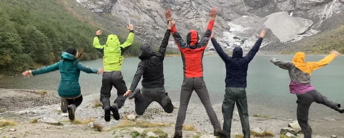 Studierende während einer Geländeübung in West-Norwegen unterhalb des Sognefjord-Gletschers - 