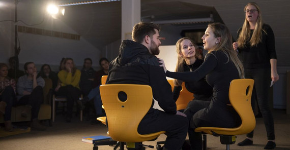 Spielerisch bereiten sich die studentischen Darstellerinnen und Darsteller auf den Schulalltag vor. Foto: Thomas Roese